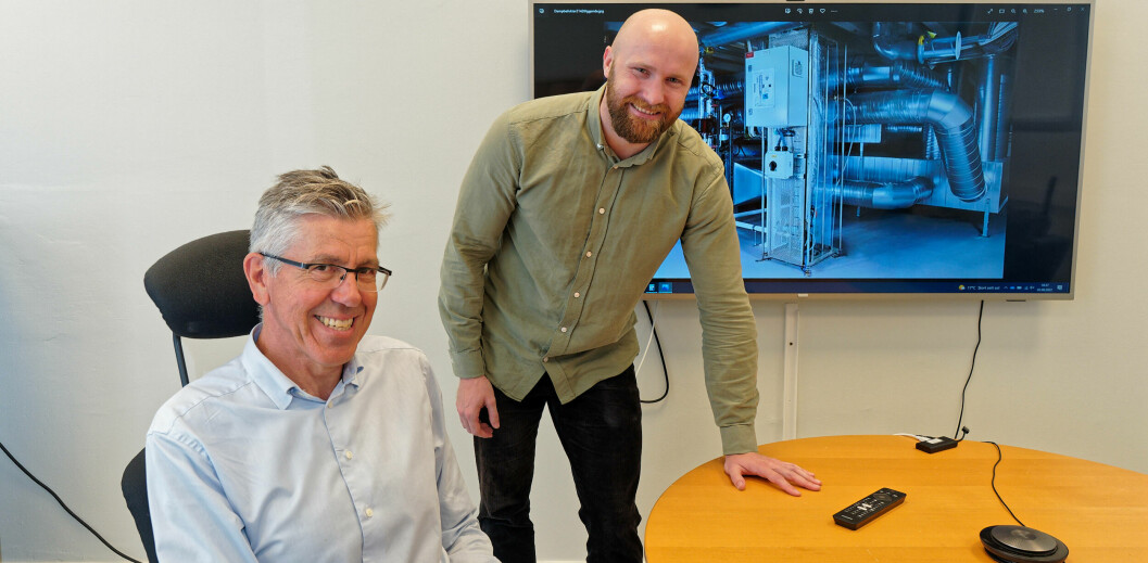 MODELL: Henning Friis (til venstre) og Odin Normann forteller om stor interesse for Thomsen Dampgenerator, og snart får de en modell på kontoret som de kan vise frem til potensielle kunder.
