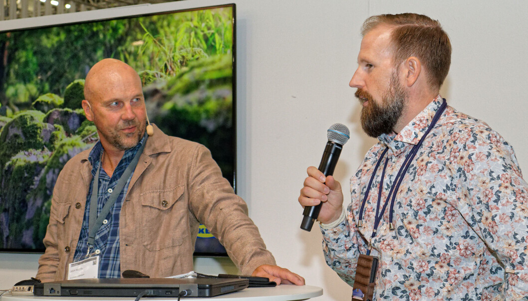 BRENNER SELV: Andreas Carlsson (til venstre) og Thomas Bräck brenner limforurenset sagflis fra sponmøbelproduksjonen. BRENNER SELV: Andreas Carlsson (til venstre) og Thomas Bräck brenner limforurenset sagflis fra sponmøbelproduksjonen.