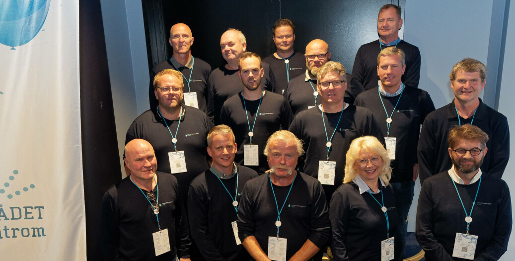 LÆRERNE: De gir lærlingene våtromsopplæring. Foran fra venstre: Leif Fransson, Jens Høglund, Trond Nikolaisen, Ingebjørg Martinsen og Are Skaar Nielsen. I midten: Lars Erik Larsen, Ørjan Forberg, Jonny Bjørgum, Jens Løvås og Tor Oddvar Eggen. Bak fra venstre: Geir Olav Berntsen, Geir Østebø, Jan Ole Vang, Jon-Aril Hagen og Oddgeir Tobiassen. LÆRERNE: De gir lærlingene våtromsopplæring. Foran fra venstre: Leif Fransson, Jens Høglund, Trond Nikolaisen, Ingebjørg Martinsen og Are Skaar Nielsen. I midten: Lars Erik Larsen, Ørjan Forberg, Jonny Bjørgum, Jens Løvås og Tor Oddvar Eggen. Bak fra venstre: Geir Olav Berntsen, Geir Østebø, Jan Ole Vang, Jon-Aril Hagen og Oddgeir Tobiassen.