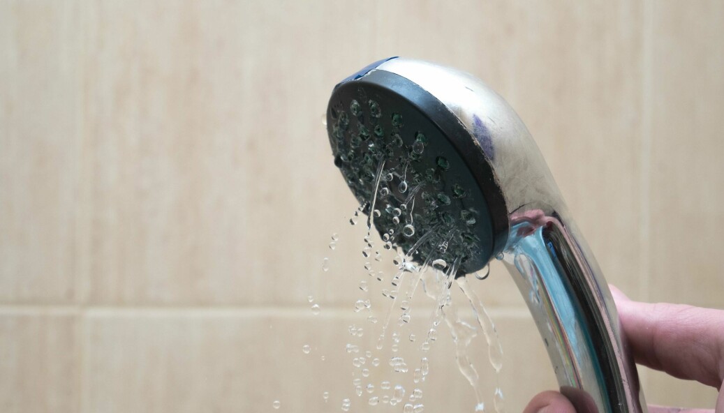IKKE TRYKK: I øyeblikket har kunden dusj uten trykk på varmtvannet og et bad som har stått uferdig i tre år.