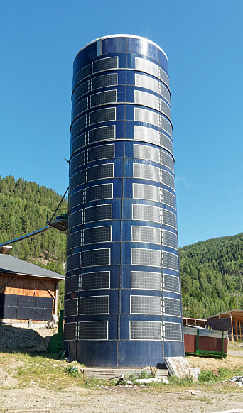 DEKKET: Siloen er dekket med solceller fra øverst til nederst. DEKKET: Siloen er dekket med solceller fra øverst til nederst.