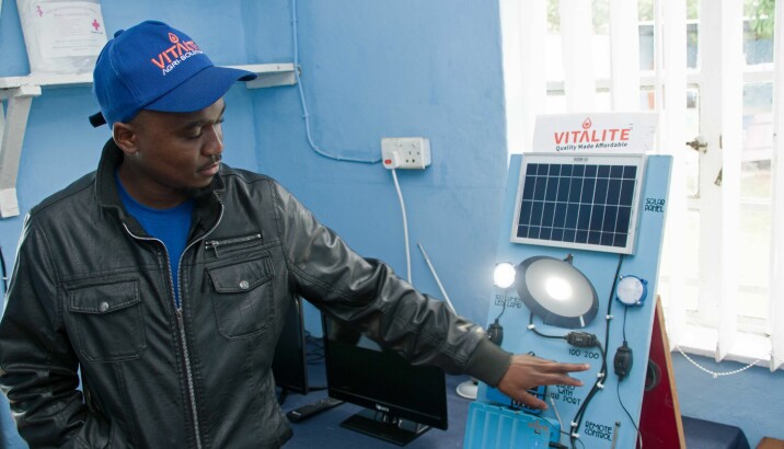 LYS OG VANN: William Makubalo og Vitalite begynte med lys og telefonlading; nå leverer selskapet også vannpumper til kunder som ikke har innlagt strøm.
