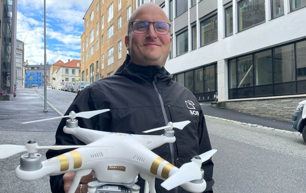 ENERGIJEGER: Avdelingsleder for teknisk rådgivning hos BOB, Stian Totland, har tatt i bruk droner for å finne energilekkasjer i byggene de drifter. ENERGIJEGER: Avdelingsleder for teknisk rådgivning hos BOB, Stian Totland, har tatt i bruk droner for å finne energilekkasjer i byggene de drifter.
