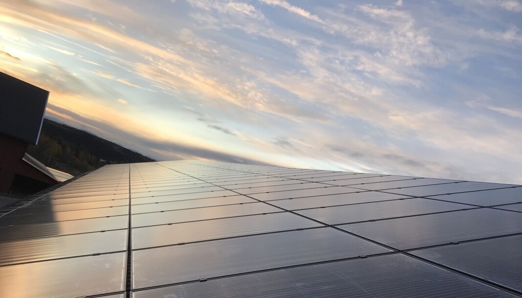 PÅ MANGE TAK: Solcellekraft vokser kraftig og vil i løpet av 2022 trolig runde en omsetning på i alle fall 100 millioner kroner. Det betyr solceller på mange tak. PÅ MANGE TAK: Solcellekraft vokser kraftig og vil i løpet av 2022 trolig runde en omsetning på i alle fall 100 millioner kroner. Det betyr solceller på mange tak.