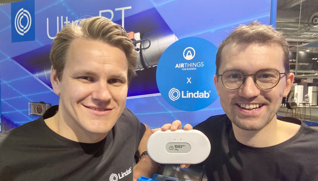 LANSERER SAMARBEID OG LØSNING: Salgssjef ventilasjon hos Lindab, Stefan Myhre Pettersen og produktsjef hos Airthings, Martin McGloin, er stolte over løsningen de har utviklet i fellesskap. Løsningen ble lansert under VVS-dagene. LANSERER SAMARBEID OG LØSNING: Salgssjef ventilasjon hos Lindab, Stefan Myhre Pettersen og produktsjef hos Airthings, Martin McGloin, er stolte over løsningen de har utviklet i fellesskap. Løsningen ble lansert under VVS-dagene.