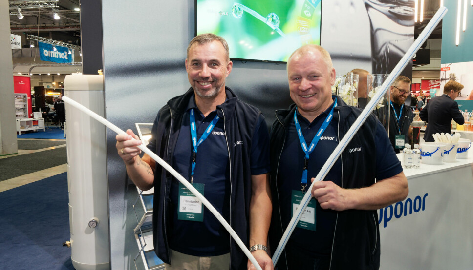 OLJERØR: Terje Andersen (til venstre) og Petter Vang runder 50 år med pex og lanserer rør som er laget av gammel frityrolje.