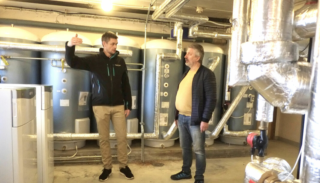 FORNØYD: Borettslagsleder i Prestestien borettslag, Bjørn Wisnes (t.h), er i dag enda mer godt fornøyd med bergvarmeanlegget som de fikk montert i 2020. Her er han sammen med Ronny Kvamme fra Thunestvedt som leverte anlegget.