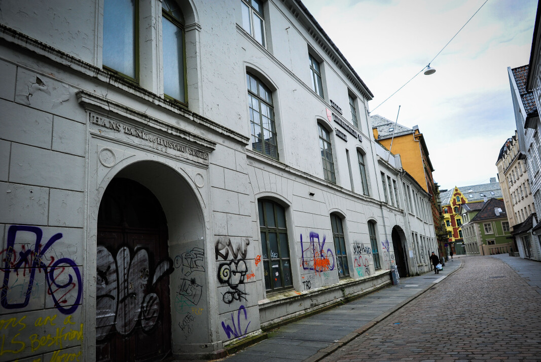 ETT AV BYGGENE: Tanks skole var ett av byggene hvor det oppstod en vannskade og hvor partene har ulik oppfatning av årsaken til skaden. ETT AV BYGGENE: Tanks skole var ett av byggene hvor det oppstod en vannskade og hvor partene har ulik oppfatning av årsaken til skaden.