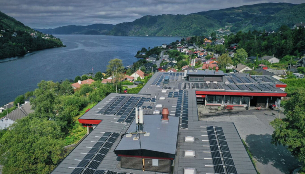 MER AV DETTE: Vestland fylkeskommune trapper for alvor opp satsingen på alternative energikilder. Både solceller, som her på Arna videregående skole, og bergvarme står på agendaen. MER AV DETTE: Vestland fylkeskommune trapper for alvor opp satsingen på alternative energikilder. Både solceller, som her på Arna videregående skole, og bergvarme står på agendaen.