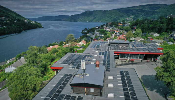 MER AV DETTE: Vestland fylkeskommune trapper for alvor opp satsingen på alternative energikilder. Både solceller, som her på Arna videregående skole, og bergvarme står på agendaen.