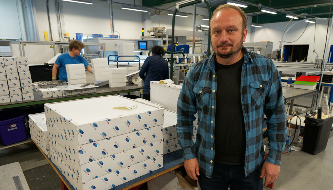 SELVGJORT: Halvannet år etter at Interfil gikk over til å produsere også pleatfiltrene selv, er kvaliteten mye bedre enn på dem de kjøpte tidligere, ifølge Marius Andreassen. SELVGJORT: Halvannet år etter at Interfil gikk over til å produsere også pleatfiltrene selv, er kvaliteten mye bedre enn på dem de kjøpte tidligere, ifølge Marius Andreassen.