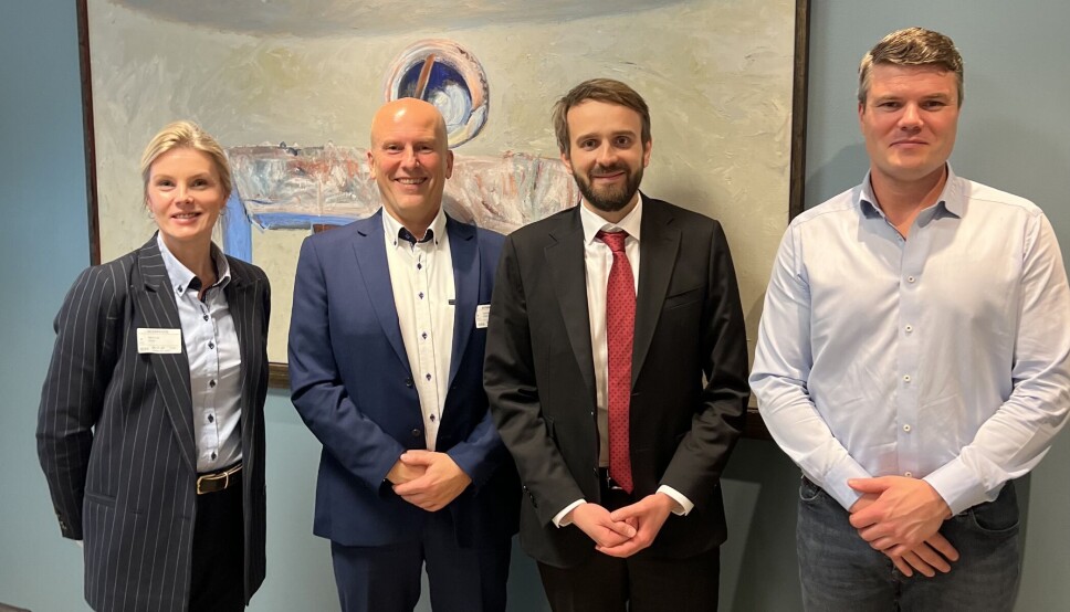 MINISTERBESØK: (f.v.) Pernille Martinsen Westlie (eier Flexit), Knut Skogstad (adm.dir Flexit), Jan Christian Vestre (næringsminister) og Johan Martinsen (eier Flexit).