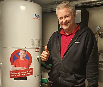 Fred Arne ved en dobbelt mantlet bereder/varmeanlegg der kunden ønsket bilde av han på varmtvannstanken. Fred Arne ved en dobbelt mantlet bereder/varmeanlegg der kunden ønsket bilde av han på varmtvannstanken.