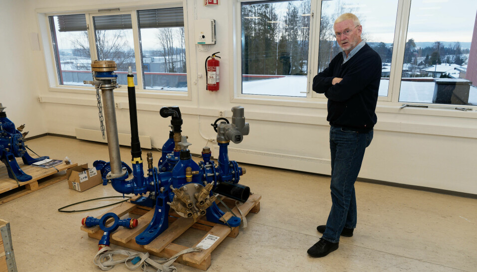 UTSTYR: Kurslokalene på Skedsmokorset har både nytt og gammelt utstyr, viser Egil Risbø