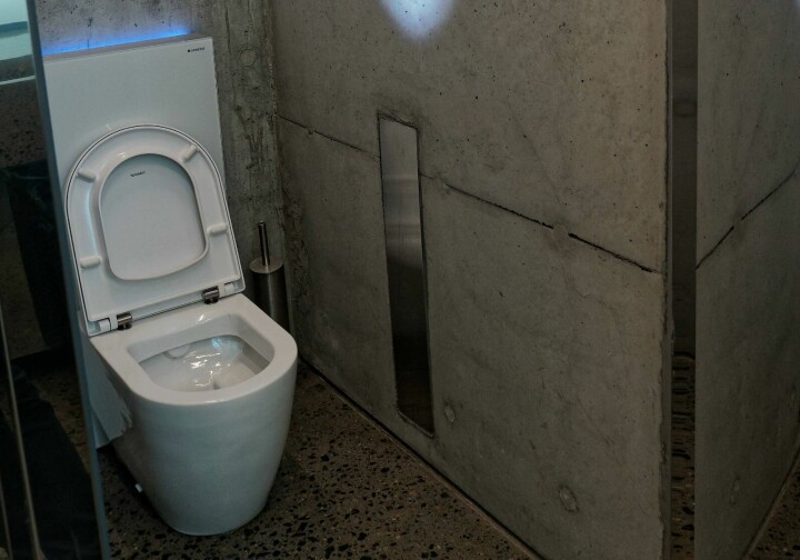 KUNST: Toalettene er en kunstopplevelse i seg selv, og det må arkitekten betale hovedregningen for.