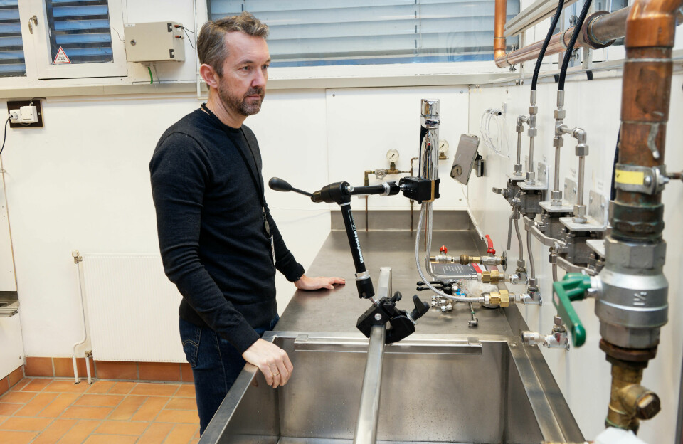 LEVETID: Geir Lippe Stavnes tester levetiden på en rekke forskjellige produkter