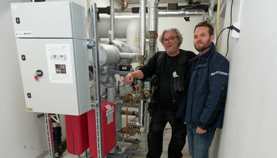 TRE ROM: Kai Christophersen (til venstre) og Egil Paulsen har tre tekniske rom i kvartalet. De forteller at rør er byttet og ventilasjonsanlegg gjennomgått.