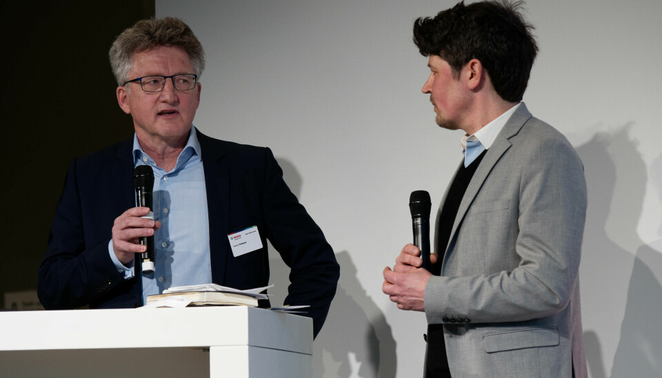 KLAR: Rainer Ortmann i Bosch (til venstre) lover intervjuer Karsten Wiedermann at industrien er klar til å produsere mer, men det er ikke bare å trykke på knappen.