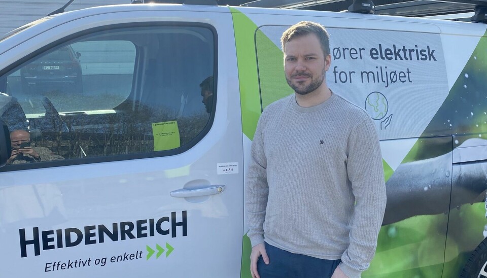 Heidenreich med nye elektriske varebiler. Her med transportsjef Mats Orud Johansen.