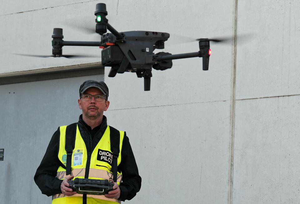 POPULÆR: Einar Richard Buch demonstrerer litt av det en drone kan hjelpe til med.