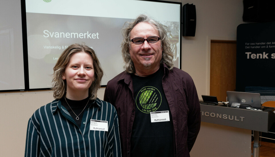 SVANEBYGG: Anita Spjøtvold og Kristian Kruse i Miljømerking Norge slår et slag for svanemerkede bygninger.