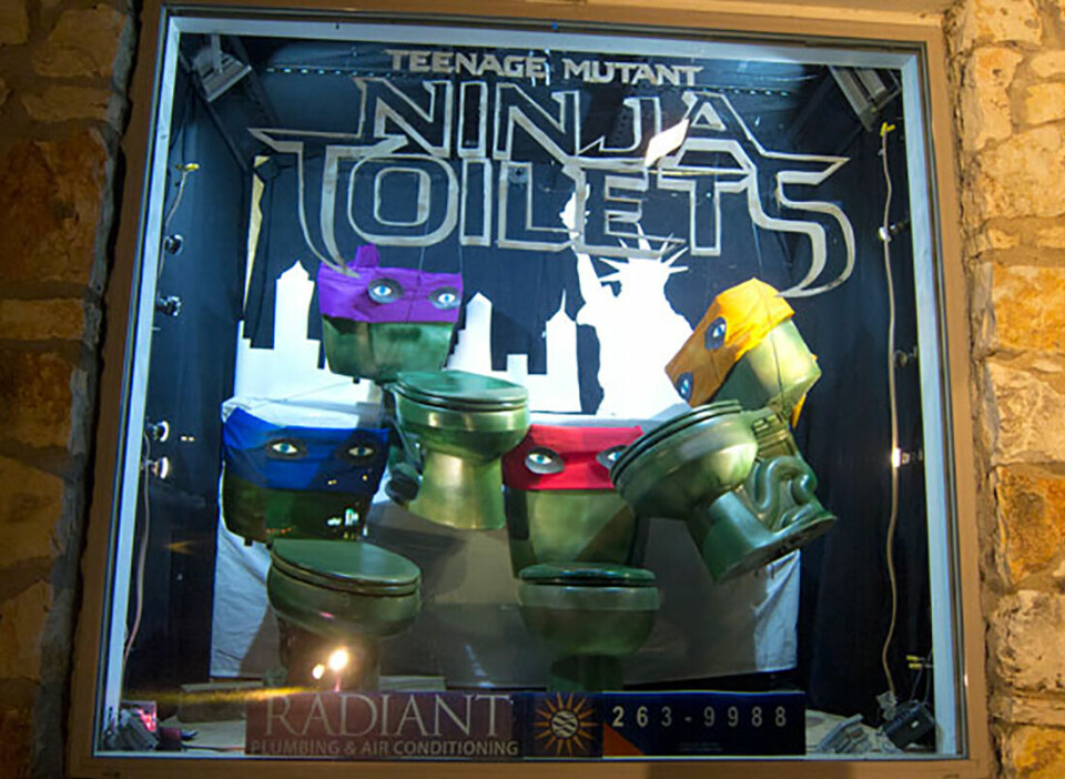 VINDU: Teenage Mutant Ninja Toilets er en av de mer kjente vindusutstillingene som Radiant har skapt. De har for øvrig vunnet priser lokalt i Texas for sine reklamekampanjer og vindusutstillinger.