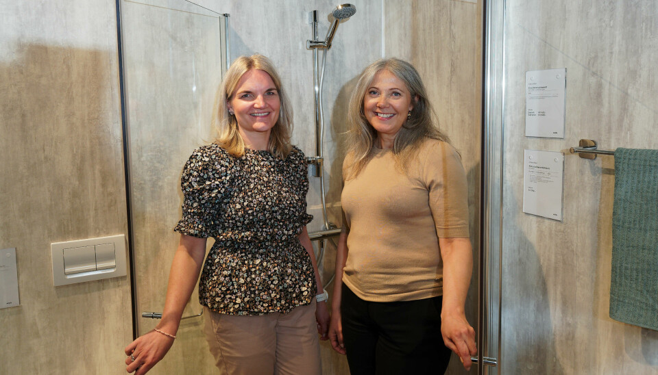 DUSJDEKLARERT: Elisabeth Norberg (til venstre) og Laila Johansen Bjørgan har fått EPD på dusjveggen.