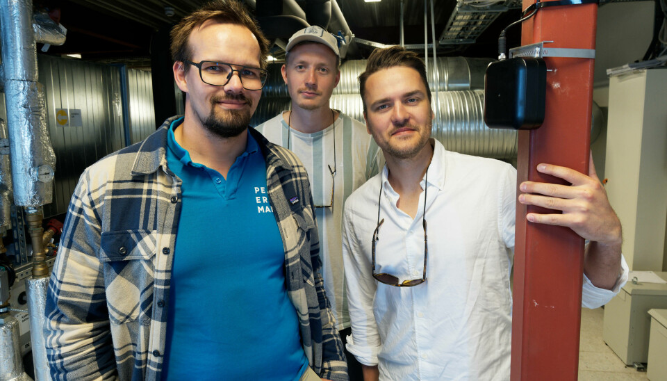 LYTTEPOST: Bernt Sondre Sørlie, Ole Johan A. Bjerke og Henrik Grini har lyttepost på teknisk rom og forteller om sparte utgifter og fornøyde leietagere.