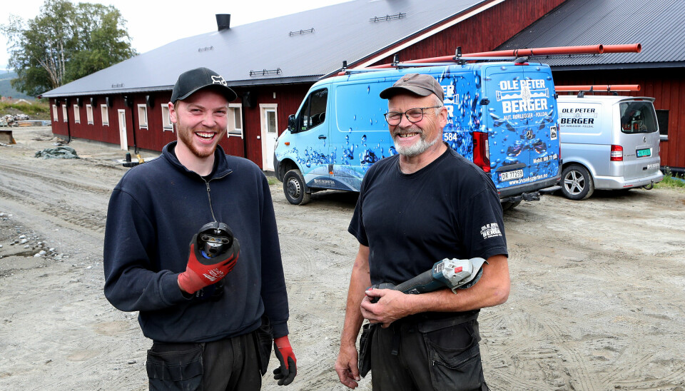 PÅ JOBB: I fjøset i bakgrunnen skal rørleggermester Ole Peter Berger (t.h.) og rørlegger Jan Ove Randen montere vann til en melkerobot.