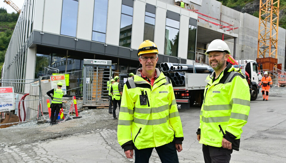 FIN FREMDRIFT: Prosjektlederne Petter Andersen og Øyvind Sæthre konstaterer at alt går etter planen på det nye Protonsenteret.