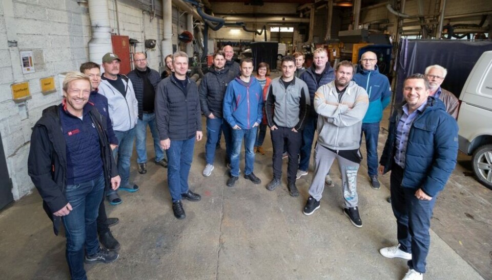 NYETABLERING: Ledelsen i MOMEK Services og MOMEK Invest sammen med de nye ansatte i MOMEK avd. Mosjøen. I front f.v: Bjørn Audun Risøy og Alexander Johansen (bak) og Roger Skatland (t.h), sammen med nye ansatte i MOMEK avd. Mosjøen.