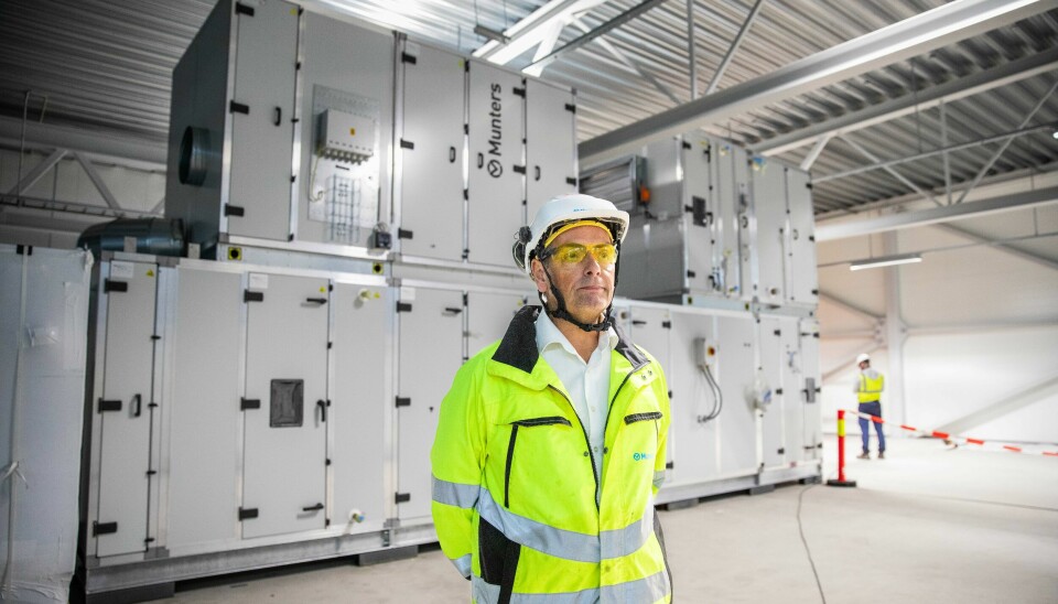 Dag Anders Wikse, salgssjef i Munters Norge inspiserer ventilasjonsaggregatene som de har vært med å levere til Morrow Batteries i den påbegynte pilotfabrikken.