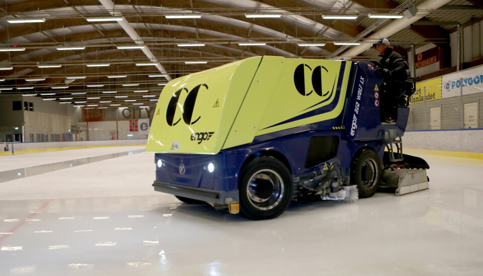 ISMASKIN: Tommy Larsen kjører ismaskinen i den gamle hallen på Hamar OL-Amfi.