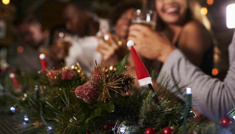 DRIKKESESONG: Julebordhelgene er høysesong for samlinger med kolleger og alkohol.
