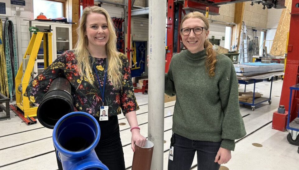 Rådgiver Camilla Bakken Aas (t.v.) og forskningsingeniør Karolina Stråby viser fram noen av plastrørene som skal testes i Norner og SINTEFs laboratorier.