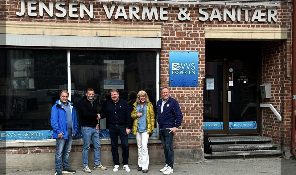 OPPKJØP: (f.v.) Jan Terje Kristiansen, klyngeleder region Buskerud, Thomas Kristoffersen, Regionleder Sør/Øst, Daglig leder i Jensen VVS, Bjørn Jensen og Hilde Jensen, styreleder, og Lasse Hartz-Bruun, VB Konnerud Rør.