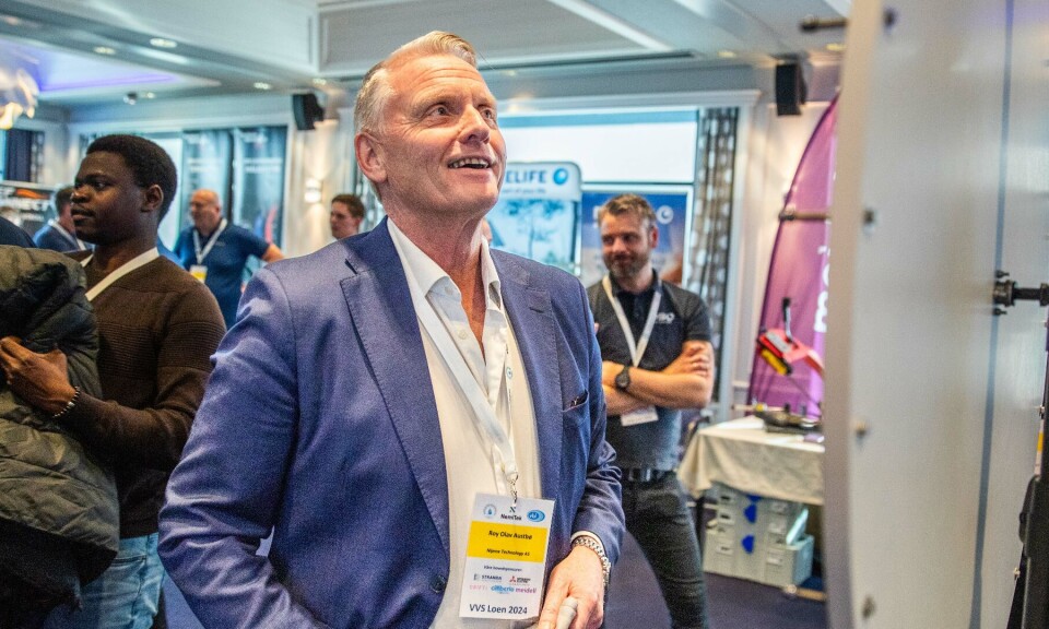 JUBILANT: Nylig feiret Florø-bedriften Niprox 20 år med produksjon og leveranse av vannbehandlingssystemer. Her ved daglig leder Roy Olav Austbø på Solstrandkonferansen 2024.