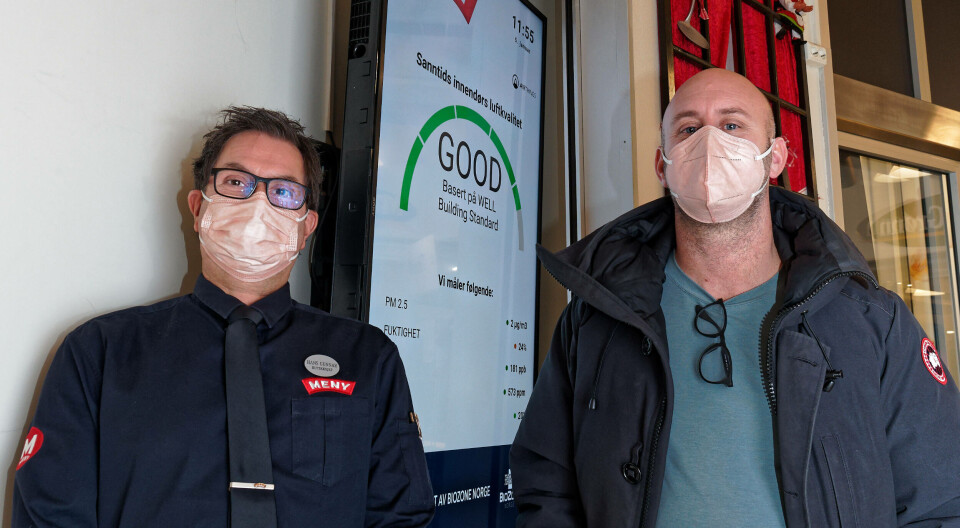 GRØNT: Grønne lufttall og svarte regnskapstall – slik så det ut da Kenneth Ervik (til høyre) viste frem luftkvalitetsskjermen hos butikksjef Hans Gunnar Wolf på Meny Indre Havn i Sandefjord mens covid-tiltakene sto på som verst.