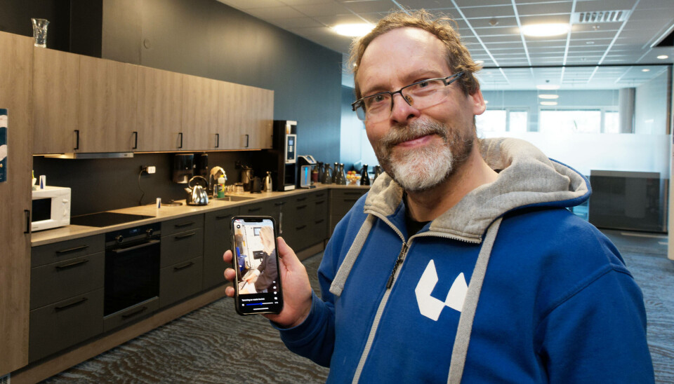 KAFFEPRAT: Jon Marius Aareskjold-Drecker deler kjøkken med flere andre leietagere – og på telefonen hans viser utleieren hvordan kaffemaskinen skal brukes.
