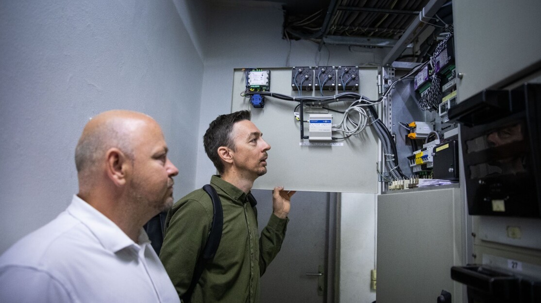 André Nilsen Ibenholt, teknisk sjef i Veifo, og Pål Skretteberg i Å Insite ser på installasjonene av energimålere.