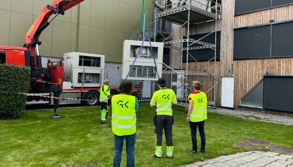 Aggregat heises inn i bygget.