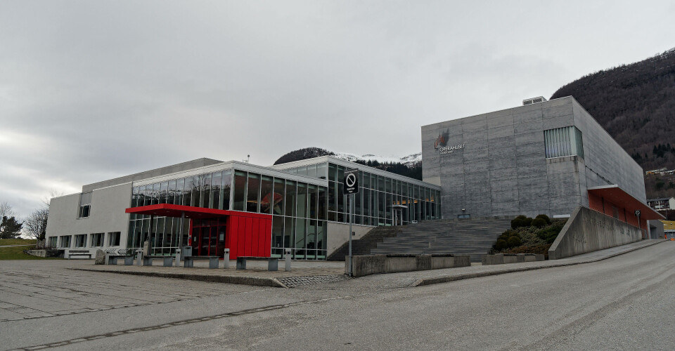 FJORDVANN: Operahus og videregående skole på Nordfjordeid er blant eksemplene på bygninger som varmes opp med energi fra fjorden.