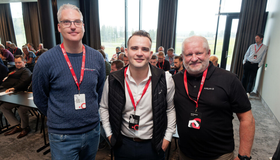PREFABTALL: Erik Antonisen (fra venstre), Marton Holen og Erik Sneltvedt sitter med tallene etter å ha prefabrikkert det meste på et boligprosjekt i Kristiansand.