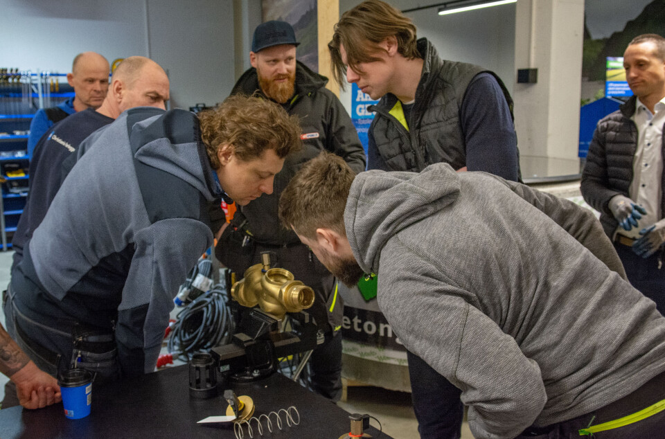 STOR INTERESSE: Det var stor interesse fra deltakerne når demonstrasjonen av service på en kategori 4-ventil ble avholdt under Rørleggernes fagdag.