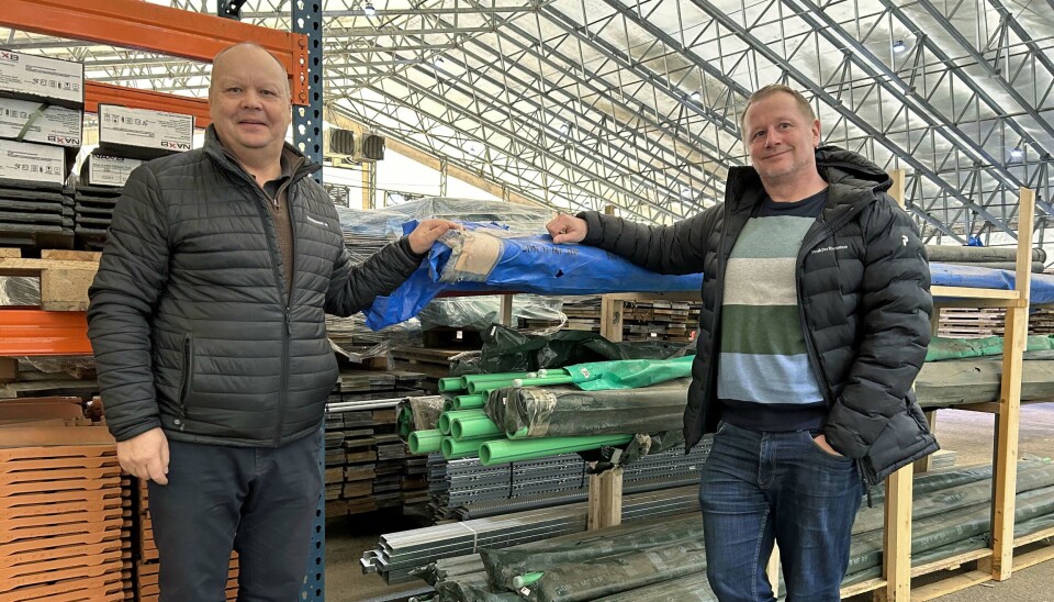 SKATTEJAKT: Produktsjef Arne Jeksrud (til venstre) og teknisk sjef Svein Ole Grøsland i Armaturjonsson fant flere hundre meter rør hos Ombygg.
