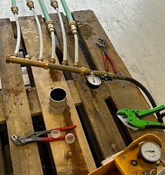 TRYKK: Trykktestingen viste at rørene var gode nok til å gi nygaranti.