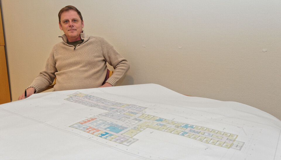FØRST OG SIST: Per Nordskog sitter med tegningene til det nye helsehuset i Harstad – kommunens første og trolig siste Breeam-sertifiserte prosjekt.