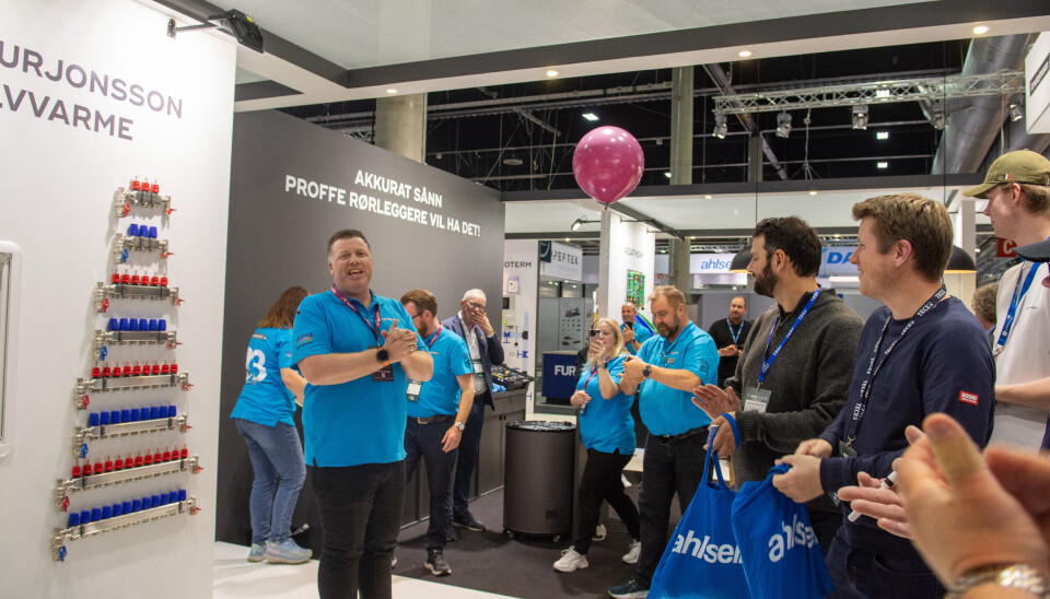 NYTT PRODUKT: Administrerende direktør Thorn Fredrik Hemsen i Armaturjonsson viser fram sin nye gulvvarmeløsning