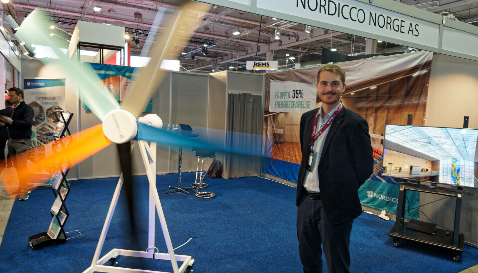 FORDELER: Viftene fordeler luft i lokalet, viser Mikkel Mejer Mortensen.