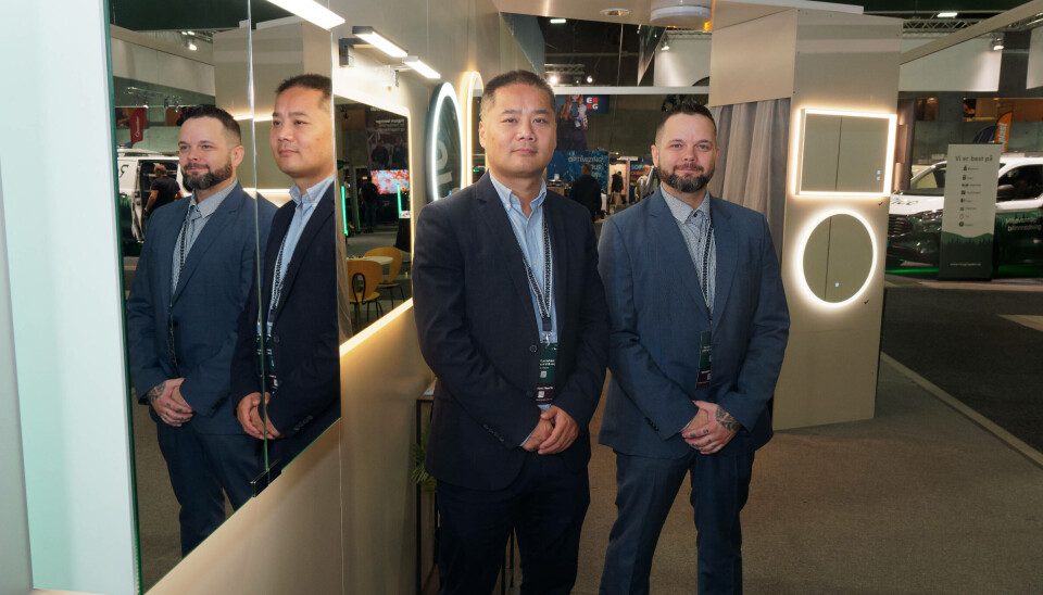 RASKT: De er snart klare med smarte speil – Jing Zhou (til venstre) fra Everbright og Tom Lund Uttakleiv i Kontakten.